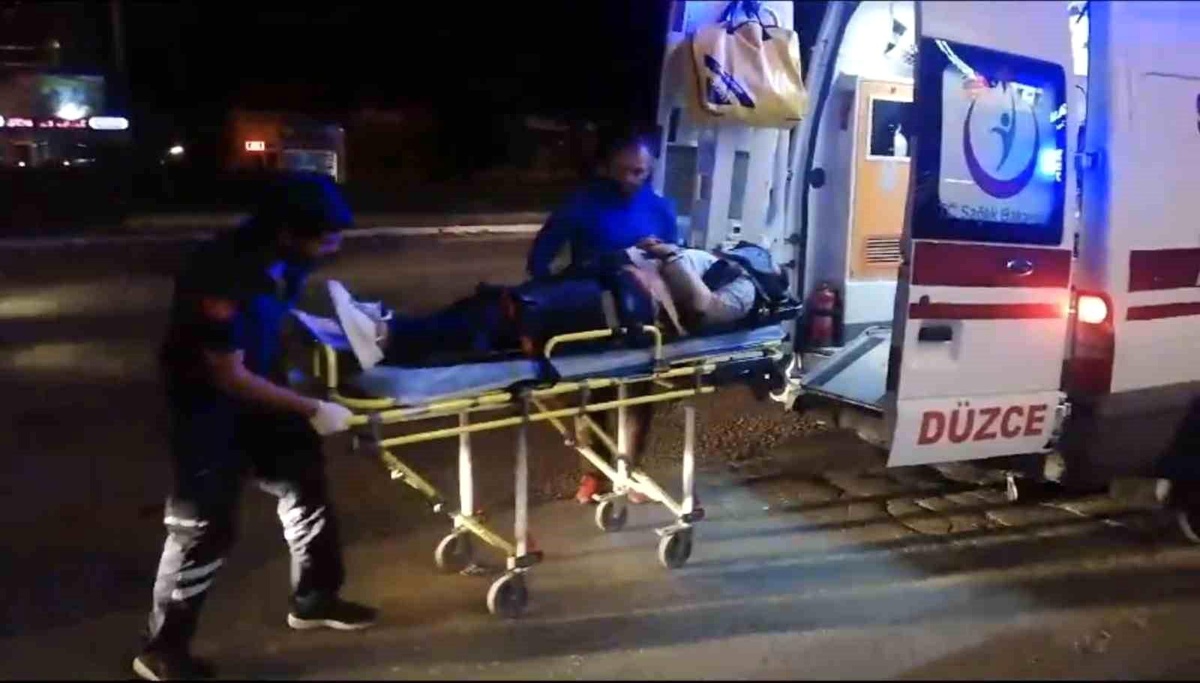 Düzce\'de Motosiklet ve Otomobil Kaza Yaptı, 2 Kişi Yaralandı
