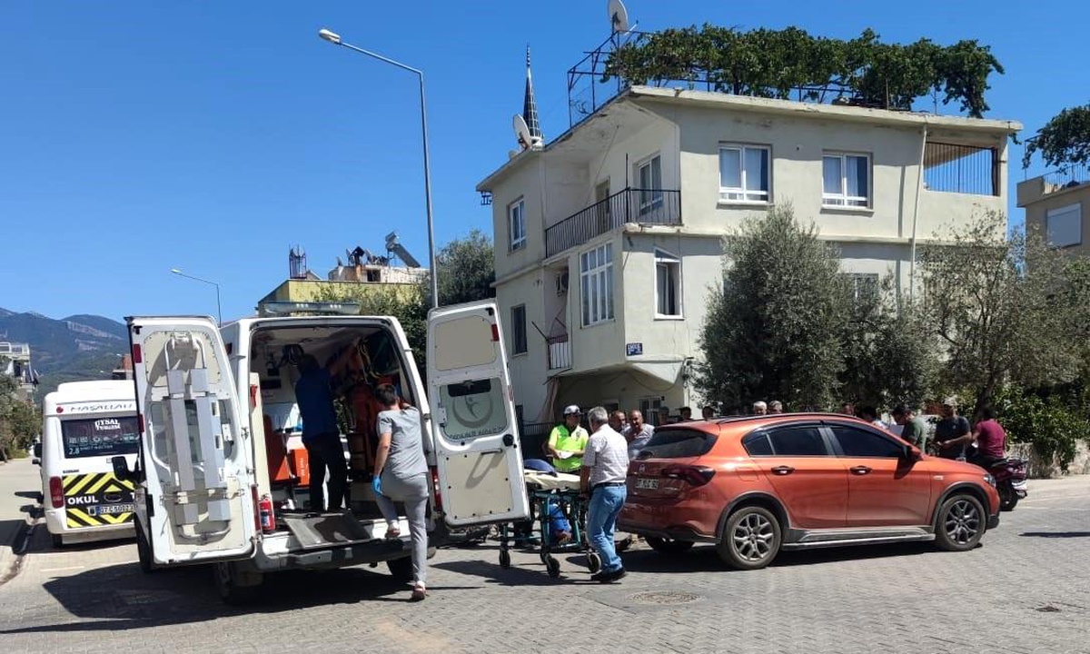 Antalya\'da otomobil ile motosiklet çarpıştı: 1 yaralı
