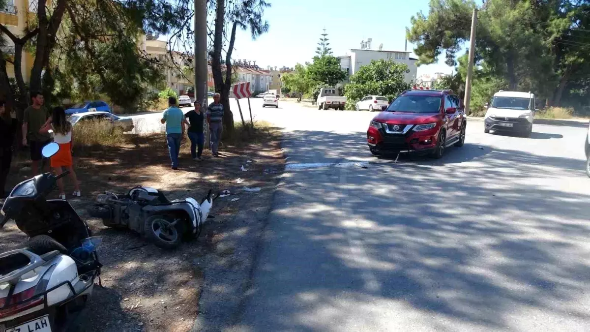 Antalya\'da motosikletli kurye otomobille çarpıştı, yaralandı