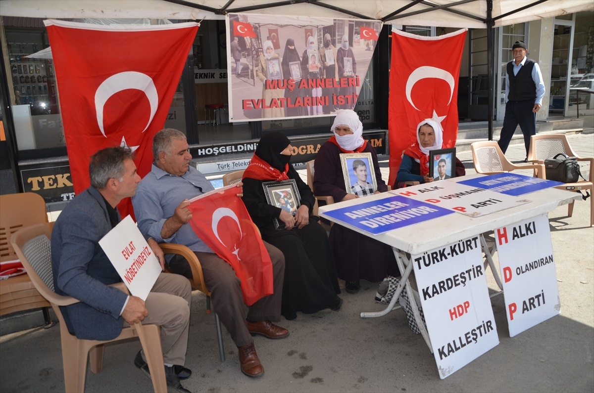Muş\'ta HDP\'yi sorumlu tutan aileler oturma eylemi yaptı