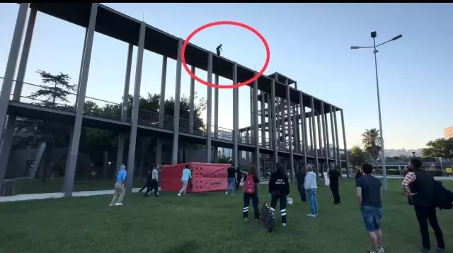 Samsun'da intihar etmek için korkuluklara çıkan genci film izler gibi seyrettiler