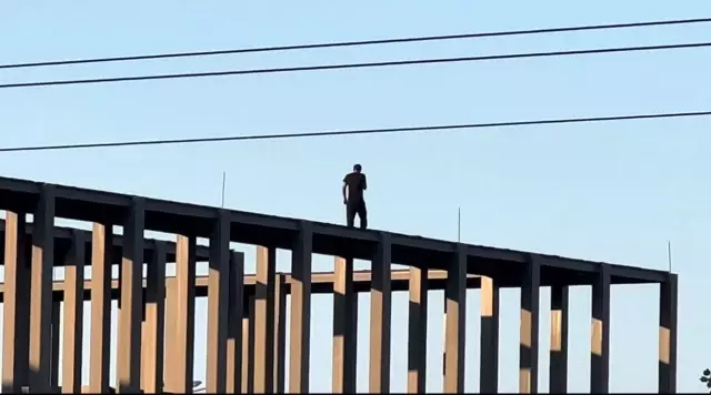 Samsun'da intihar etmek için korkuluklara çıkan genci film izler gibi seyrettiler