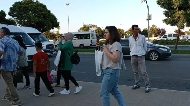 Samsun'da intihar etmek için korkuluklara çıkan genci film izler gibi seyrettiler