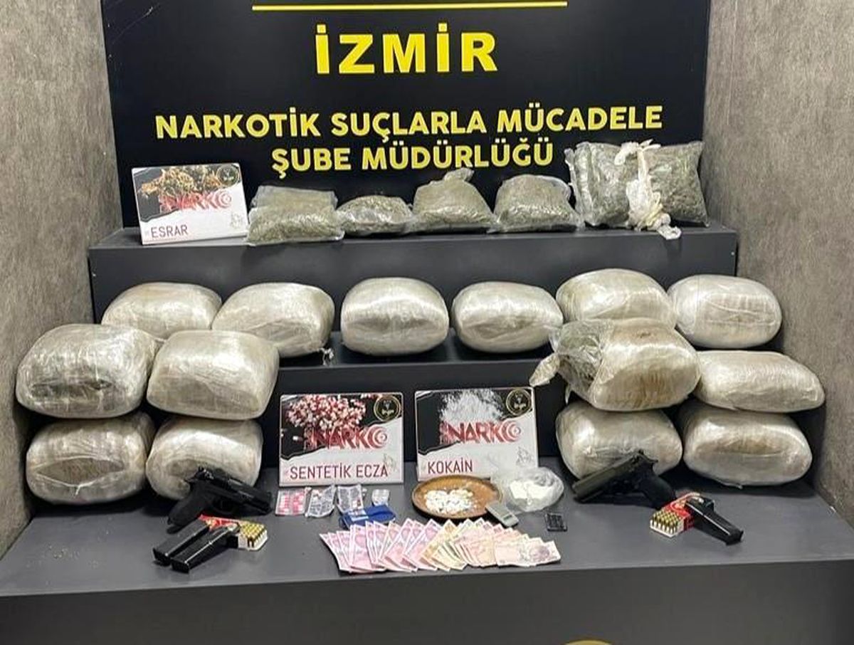 İzmir\'de Narkotik Operasyonunda Yüklü Miktarda Uyuşturucu Ele Geçirildi