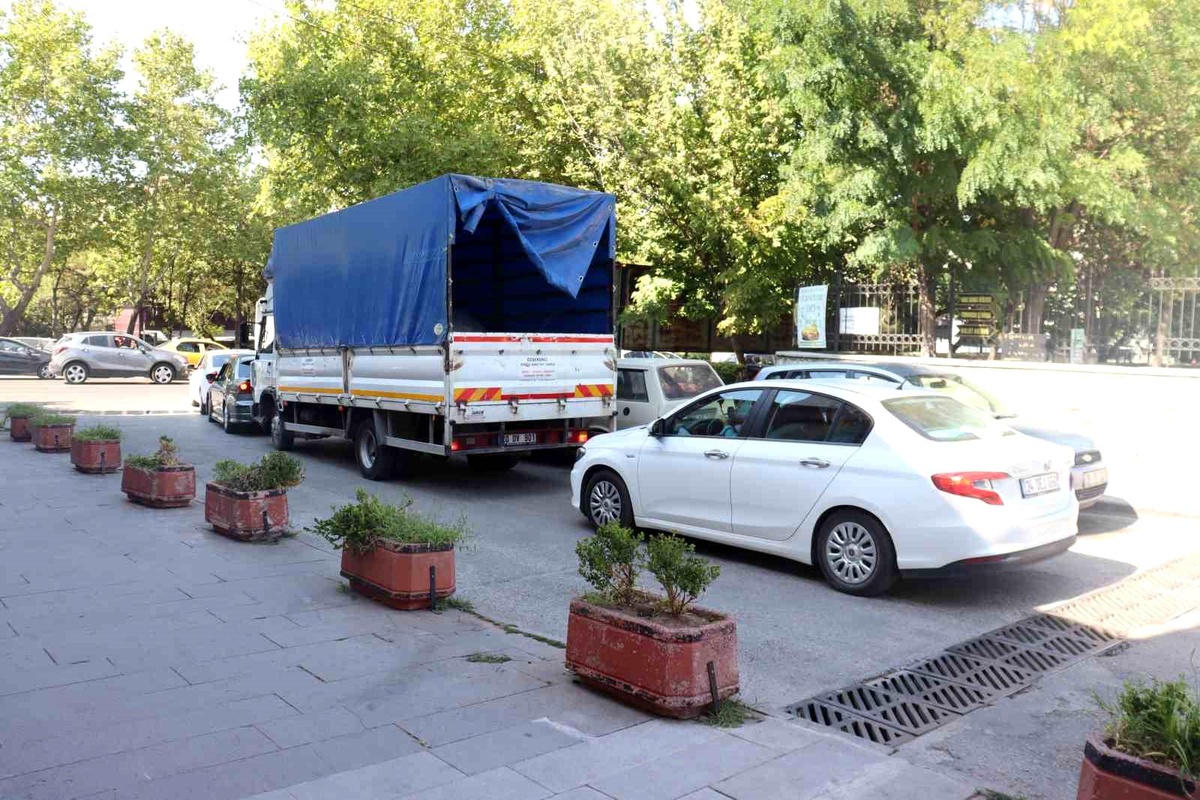 Eskişehir\'de Okulların Açılmasıyla Trafik Sorunu İkiye Katlandı