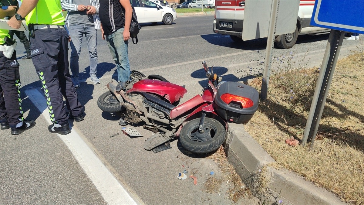 Orhangazi\'de Motosiklet ile Hafif Ticari Araç Çarpıştı: 1 Yaralı