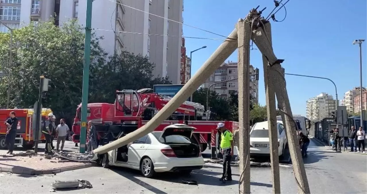 Konya\'da Trafik Kazası: Aydınlatma Direği Tramvay Hattına Devrildi