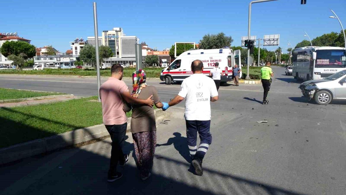 Manavgat\'ta Kırmızı Işık İhlali Sonucu Trafik Kazası: Eşler Yaralandı