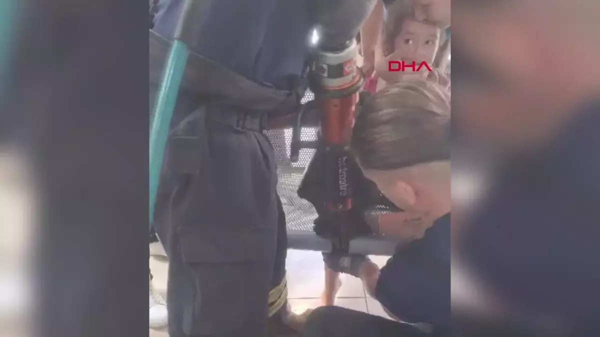 POSTA GİŞESİNDEKİ BANKA BACAĞI SIKIŞAN ÇOCUĞU İTFAİYE KURTARDI