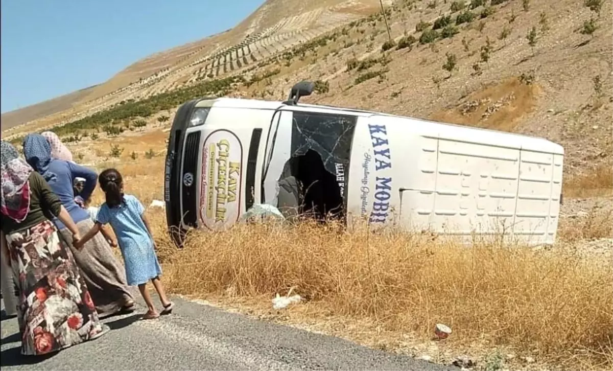 Şanlıurfa Birecik\'te Minibüs Devrildi: 2 Yaralı