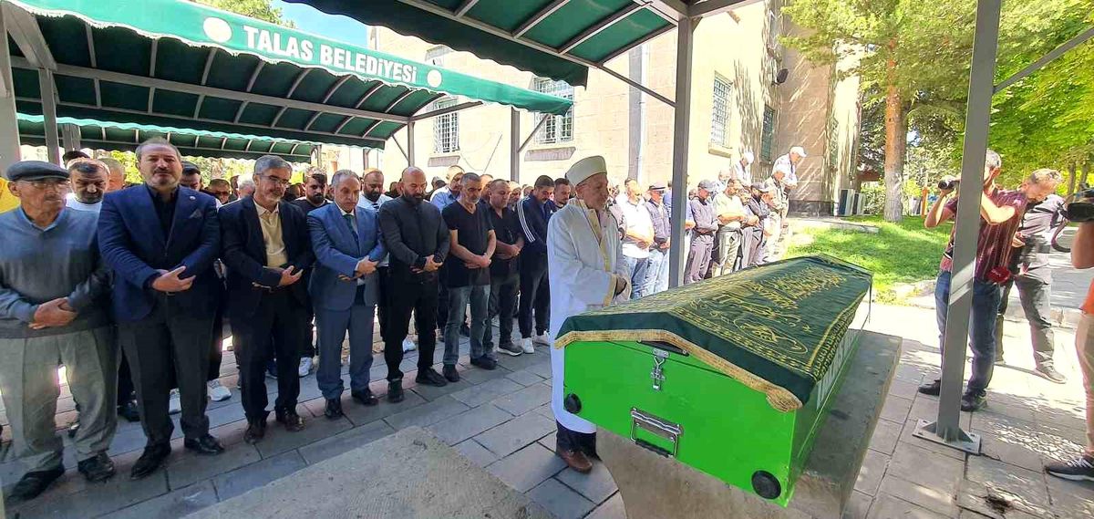 Fransa\'da polis aracının karıştığı olayda hayatını kaybeden Sefa Şahin, Kayseri\'de defnedildi