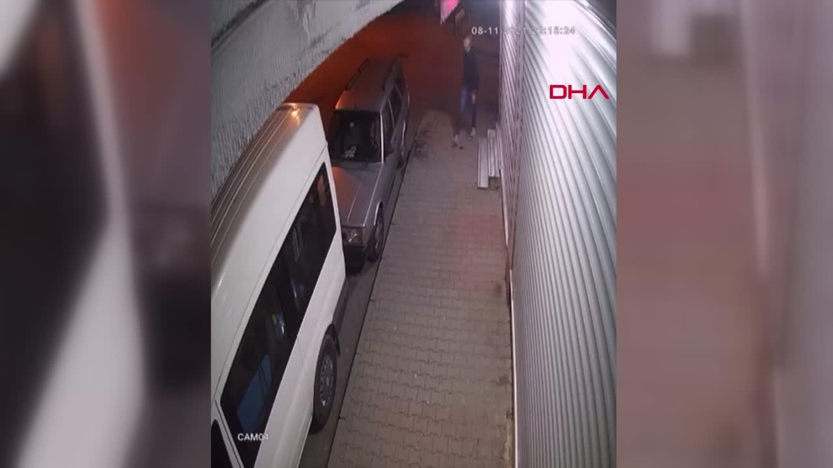 Sultangazi\'de Yan Bakma Yüzünden Tartışma: Bir Kişi Bıçaklanarak Öldürüldü
