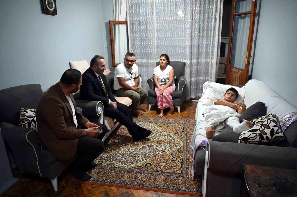 Yalova Belediye Başkanı Mustafa Tutuk, trafik kazası geçiren çocuğa yardım eli uzattı