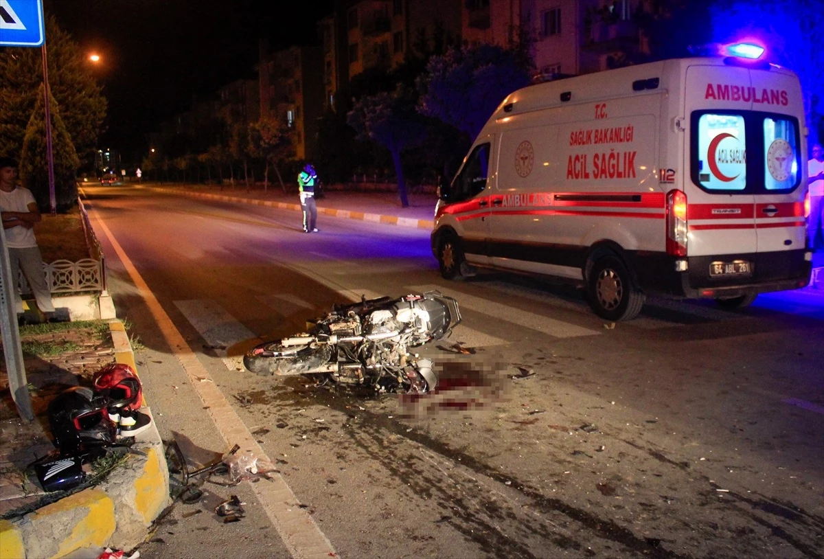 Uşak\'ta kamyonetle motosikletin çarpıştığı kazada 2 kişi öldü