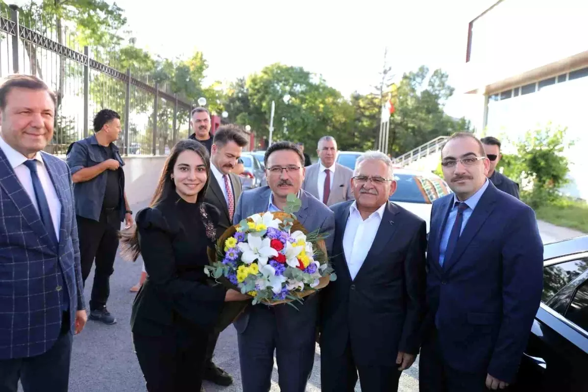 Vali Çiçek, Aile ve Sosyal Hizmetler İl Müdürlüğünü ziyaret etti