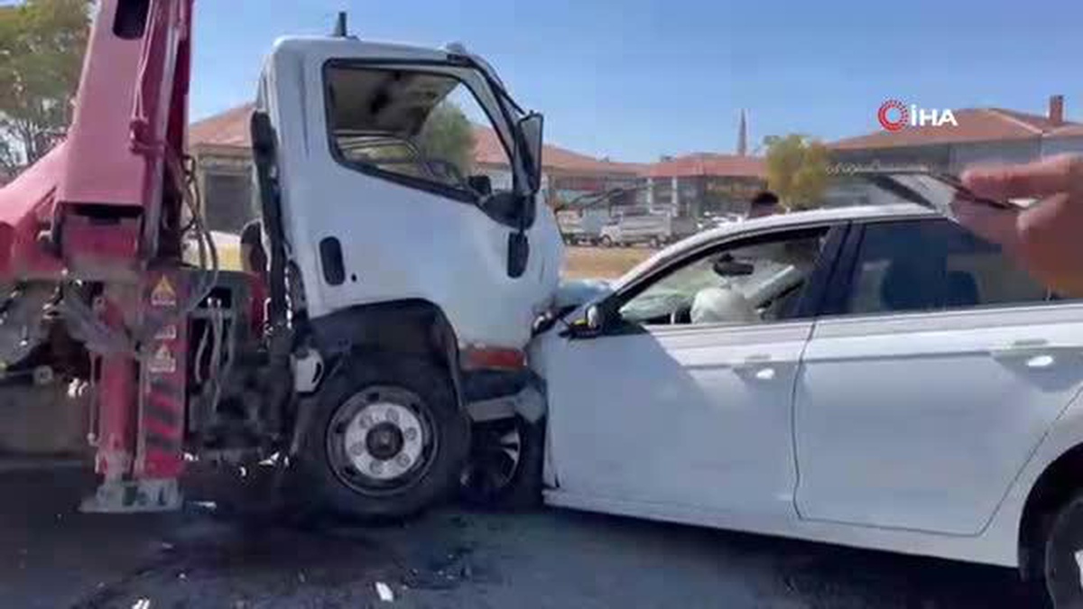 Vinç kamyoneti ile otomobilin kafa kafaya çarpıştığı feci kaza kamerada