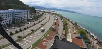 Yamaç Paraşütçüsü Karadeniz Sahil Yolu'na İniş Yaptı