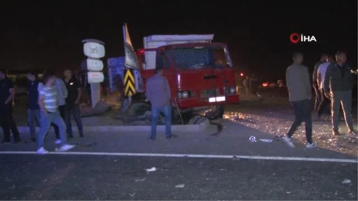 Yolcu indiren araca kamyon çarptı: Kasadan savrulan 2 kişi öldü, 8 kişi yaralandı