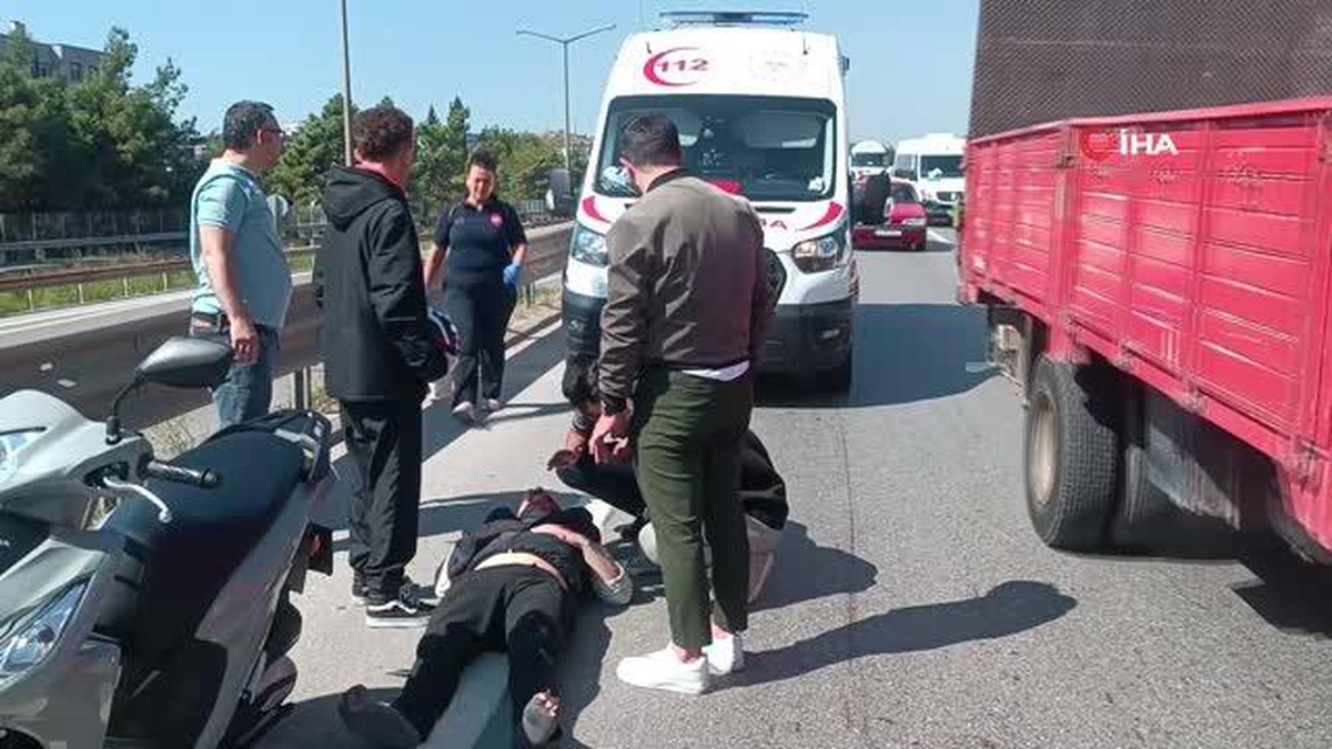 Yoldaki tahta parçasına çarpan motosikletli yaralandı