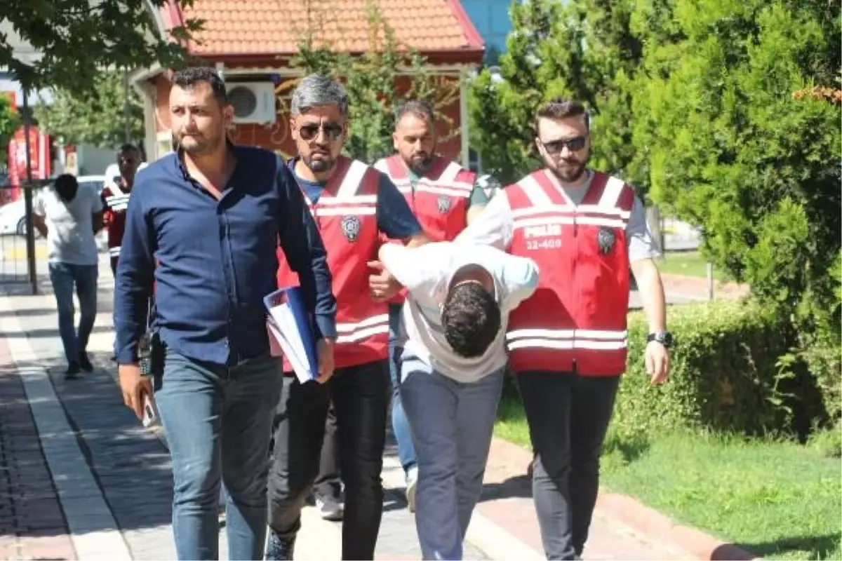 İsparta'da Polis Kılığına Girip Dolandırıcılık Yapan 4 Şüpheli Tutuklandı