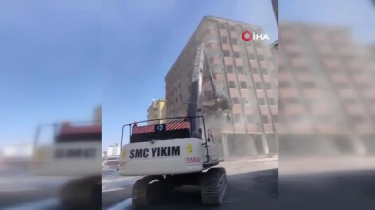 Kontrollü yıkım esnasında ağır hasarlı bina çöktü