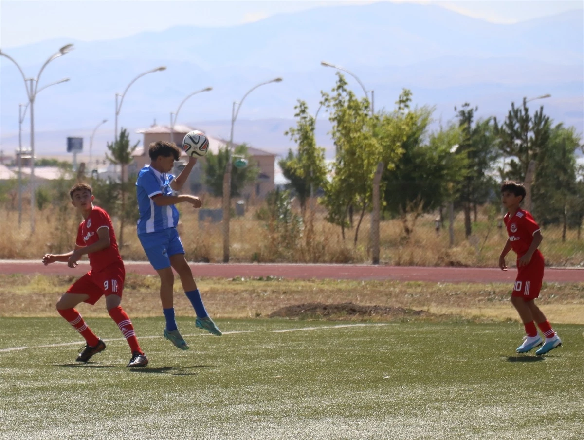 Ağrı\'da UYAFA Ağrı Dağı Cup Futbol Turnuvası devam ediyor