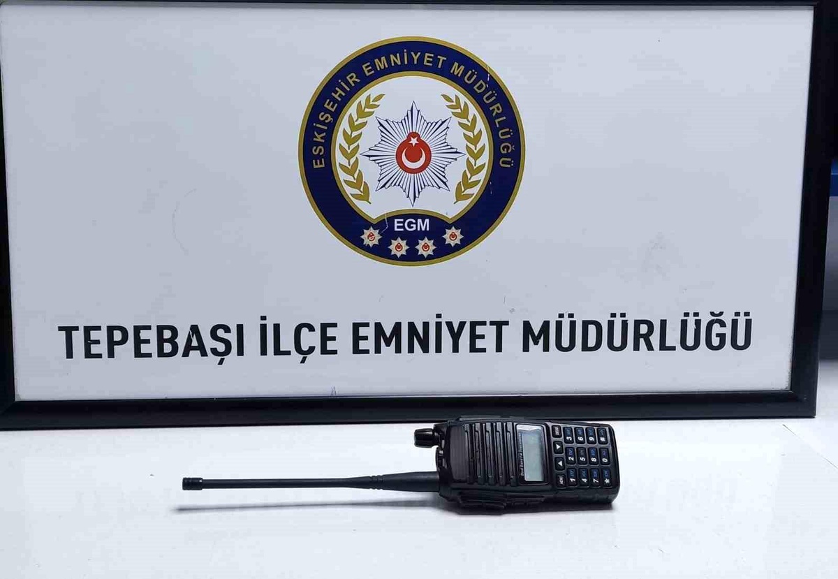 Eskişehir\'de Alkollü ve Ehliyetsiz Sürücünün Aracında Telsiz Ele Geçirildi