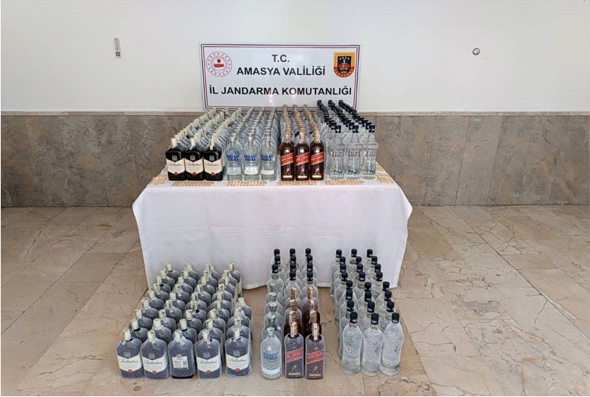 Amasya\'da Kamyonette Sahte İçki Ele Geçirildi, 2 Zanlı Tutuklandı