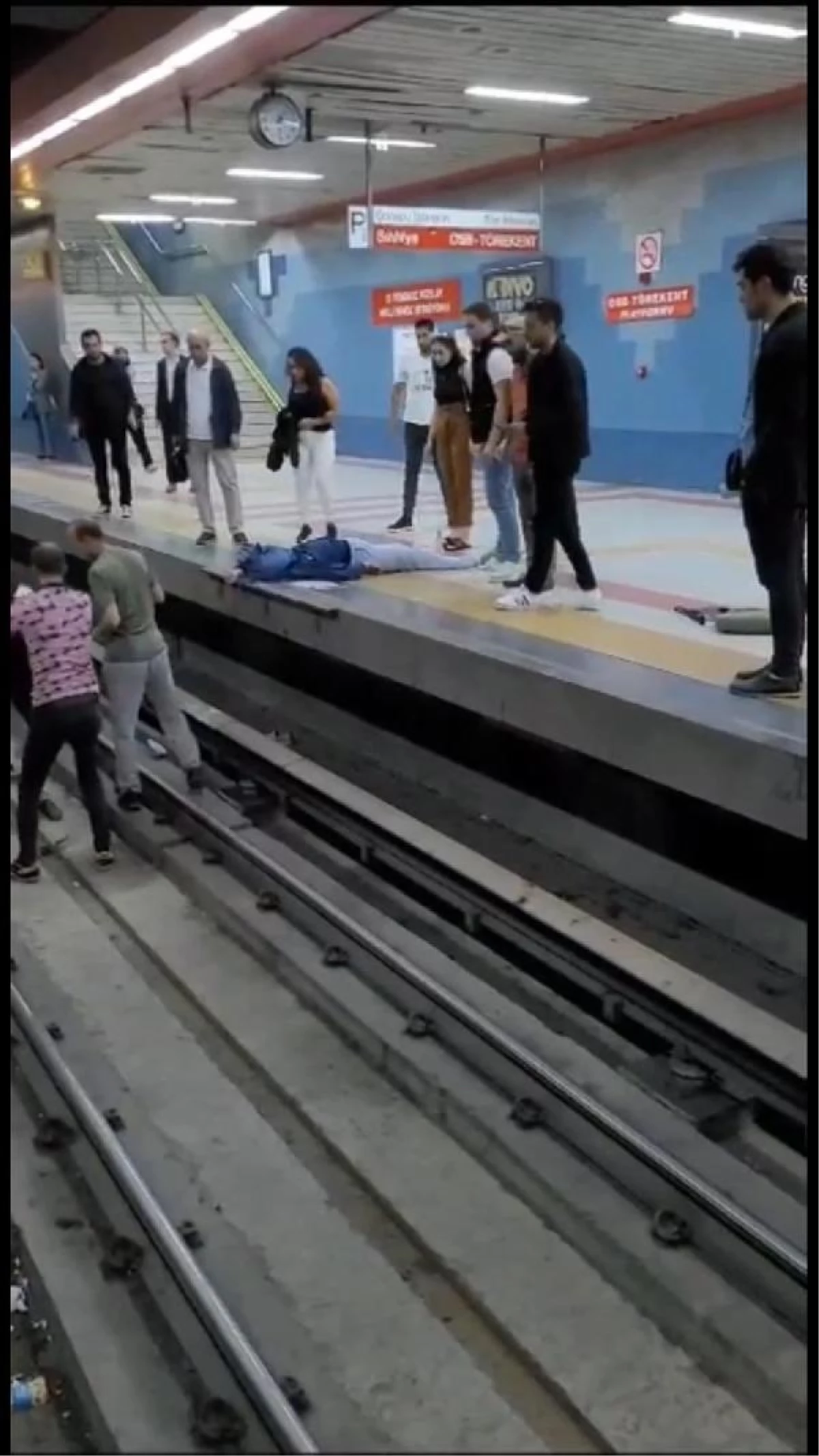Çankaya\'da Bayılan Kadın Metro Raylarından Kurtarıldı