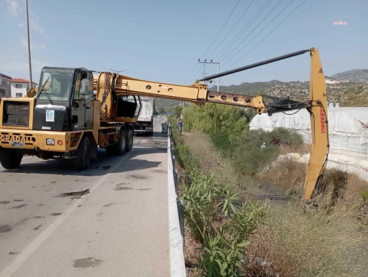 Antalya Büyükşehir Belediyesi, Yağmur Sezonu Öncesi Kanal Temizliği Yapıyor