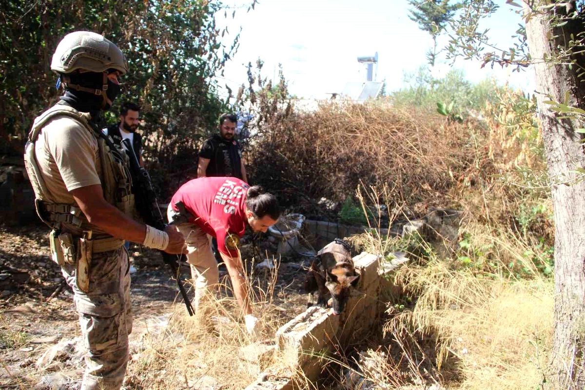 Antalya\'da Uyuşturucu Operasyonunda Evlerde Madde ve Para Ele Geçirildi