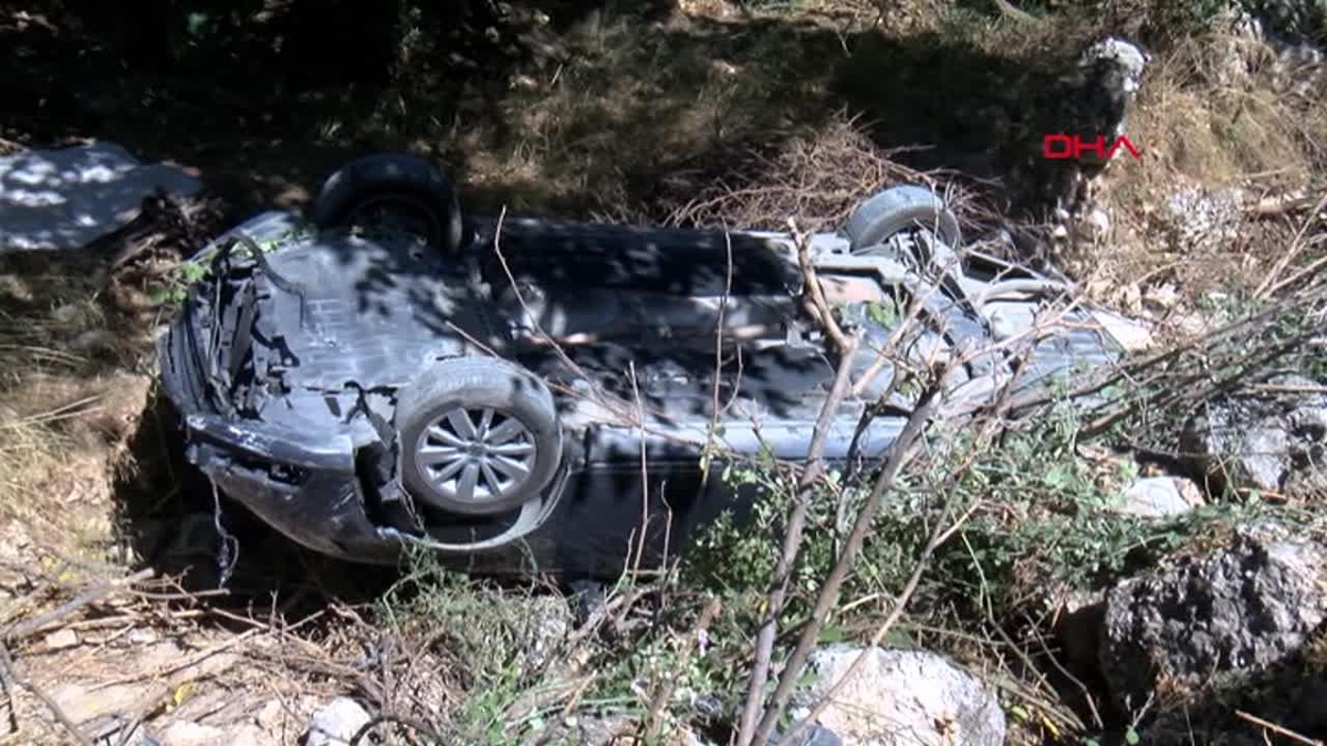 Antalya\'da Otomobil Kurumuş Dere Yatağına Düştü: 1 Yaralı