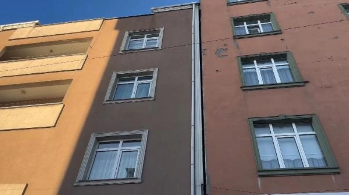 Arnavutköy\'de 4 Katlı Bina Kaydı, Tedbir Amaçlı Mühürlendi
