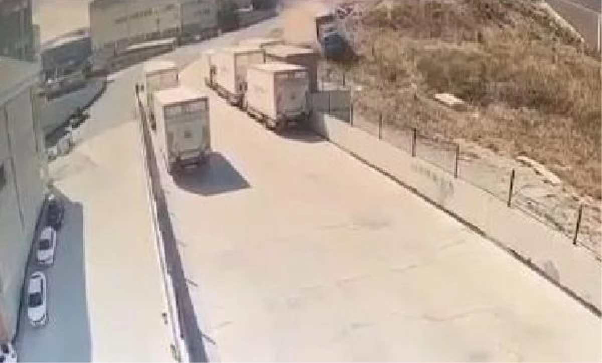 Arnavutköy\'de freni boşalan TIR fabrika duvarına çarptı