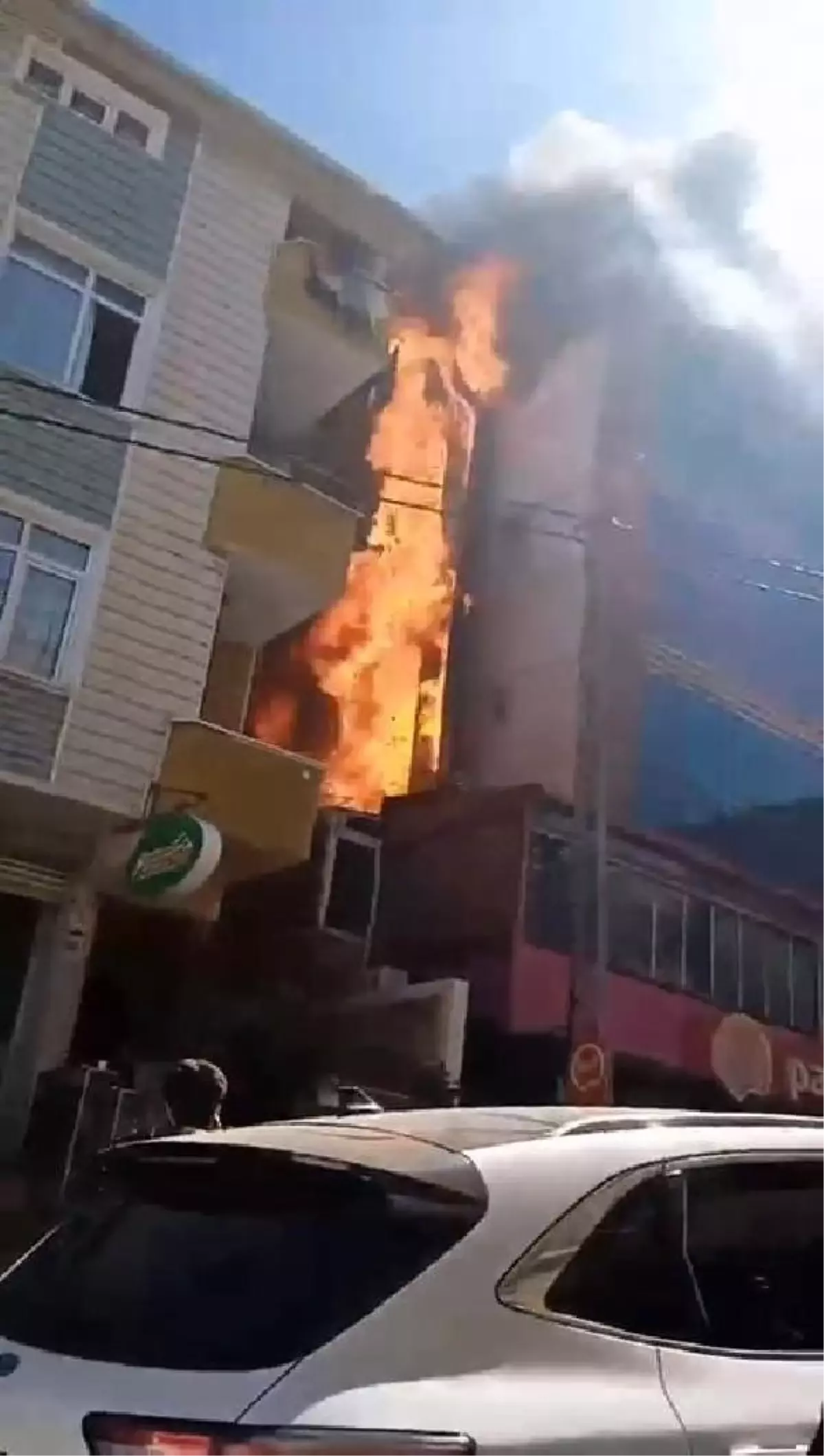 Ataşehir'de 5 katlı binada yangın-1