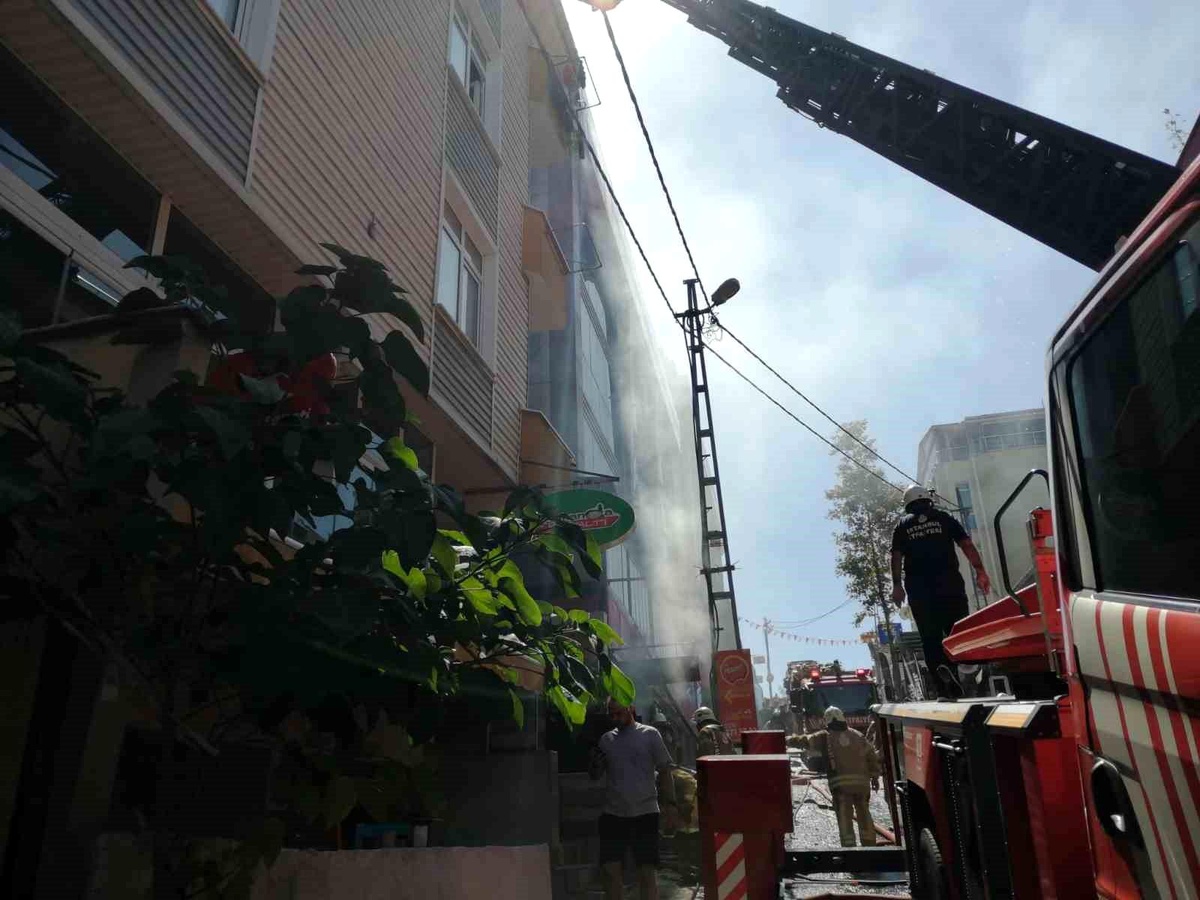 Ataşehir\'de Restoran Yangını Üst Katlara ve Apartmana Sıçradı