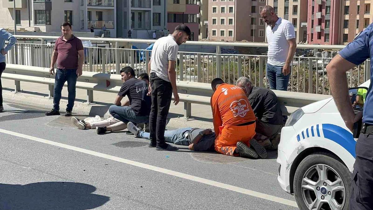 Başakşehir\'de hafif ticari araç takla attı, 2 kişi yaralandı