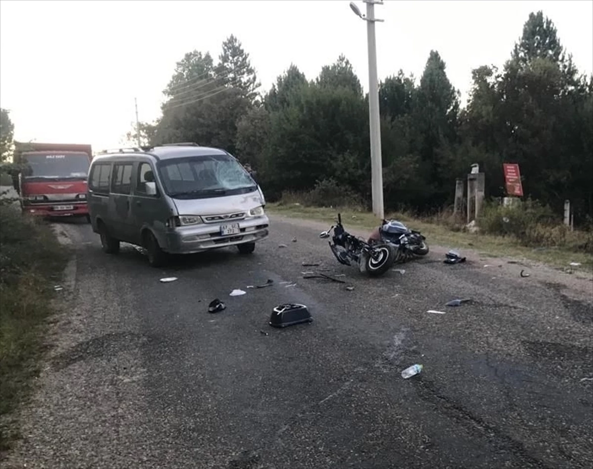 Bolu\'da Minibüsle Çarpışan Motosiklet Sürücüsü Hayatını Kaybetti