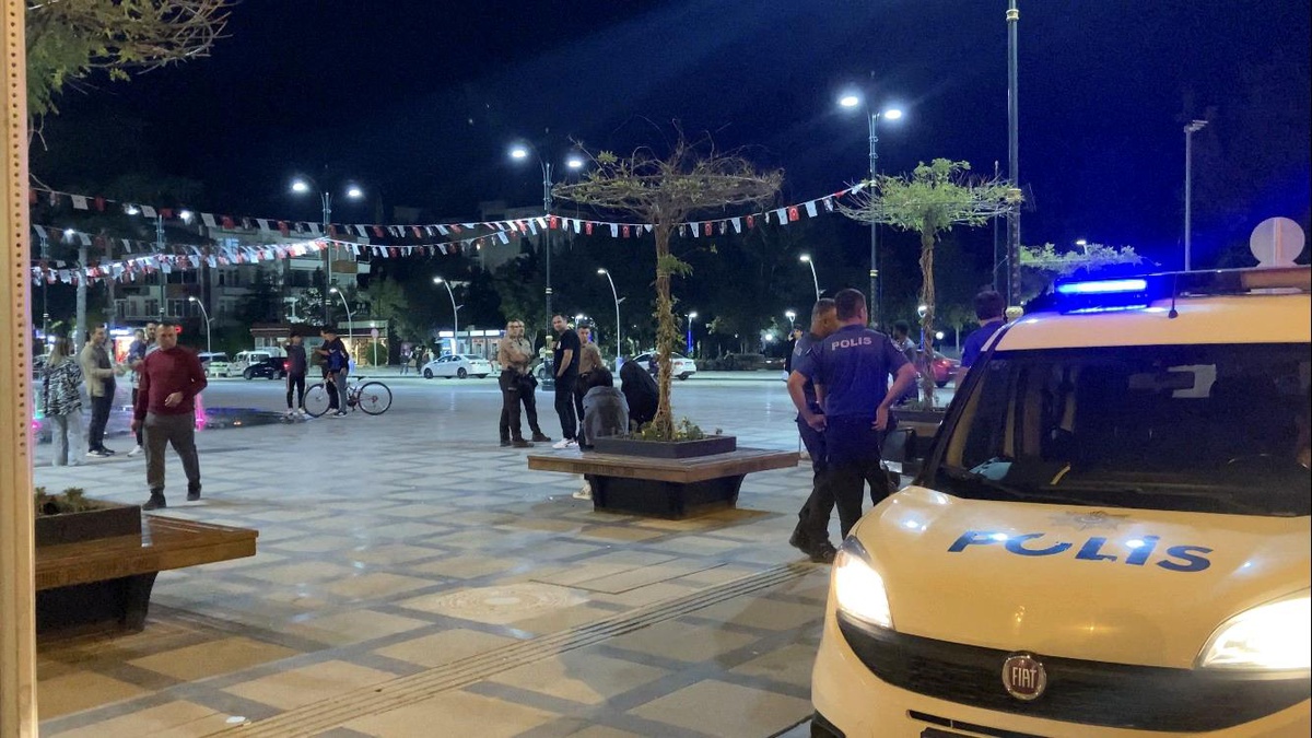 Burdur\'da Gençler Arasında Çıkan Kavgada 1 Kişi Bıçakla Yaralandı