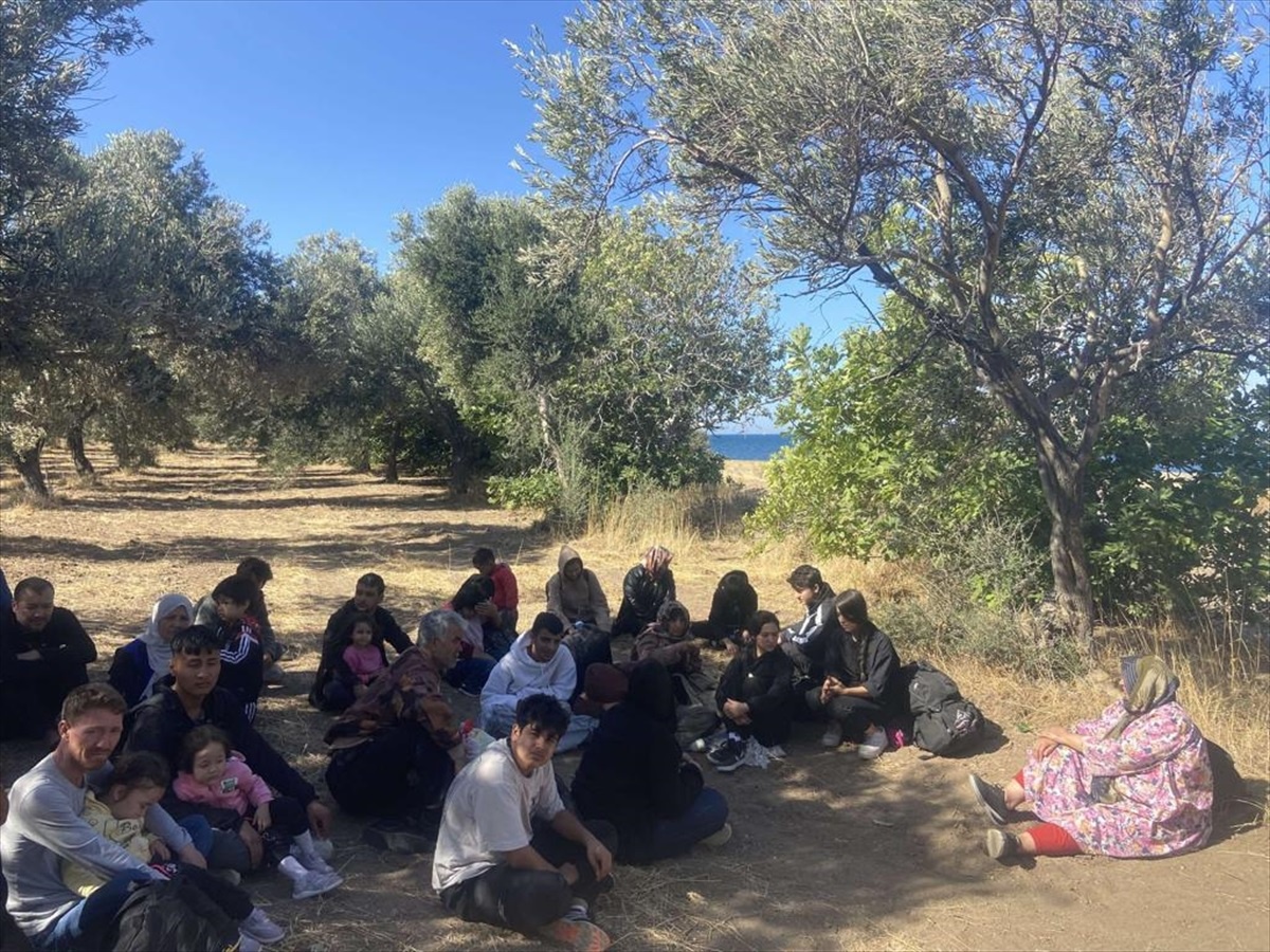 Çanakkale\'de 22 düzensiz göçmen yakalandı, 4 insan kaçakçısı gözaltına alındı