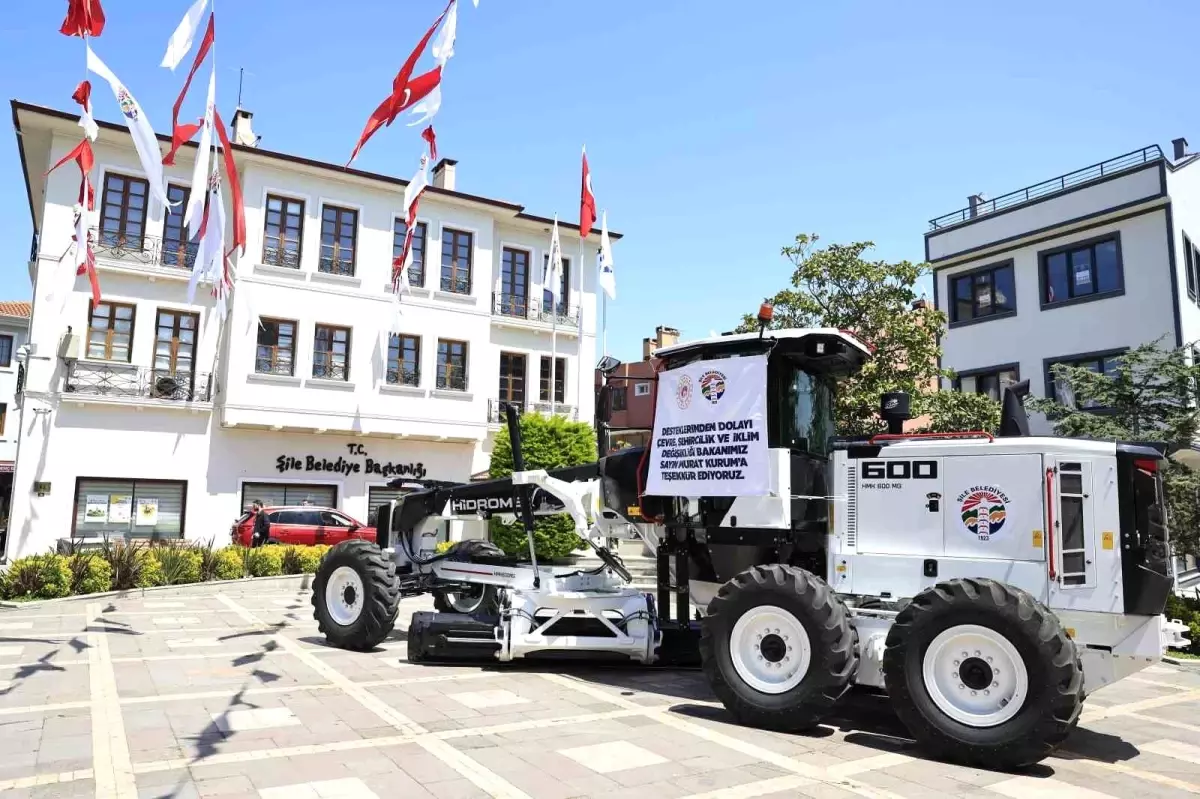 Şile Belediyesi\'ne Sıfır Kilometre Greyder Hibe Edildi