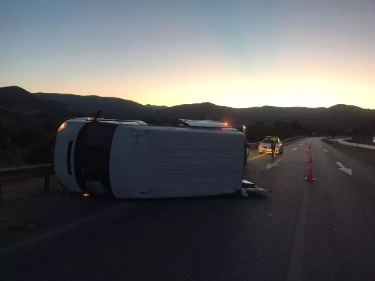 Çorum'da lastiği patlayan minibüs devrildi: 1'i çocuk 10 kişi yaralandı