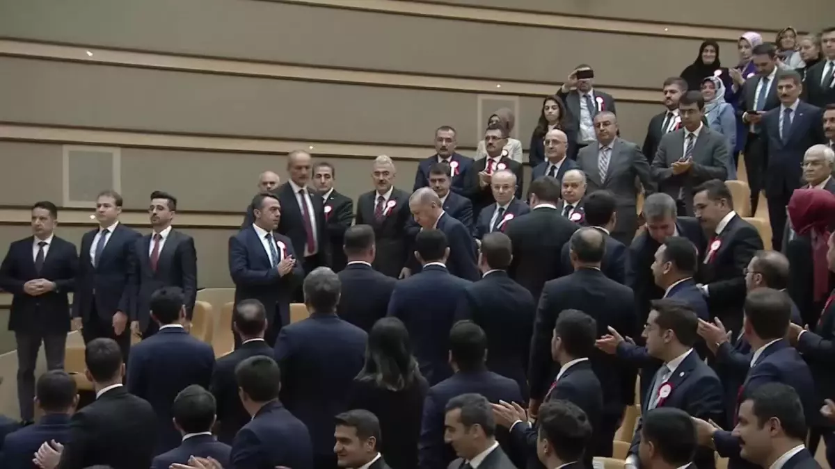 Cumhurbaşkanı Erdoğan: "Eski Türkiye\'de Olduğu Gibi Devletle Millet Arasında Aşılmaz Duvarlar Ören Vesayetçi Anlayışı da Kabul Etmiyoruz"