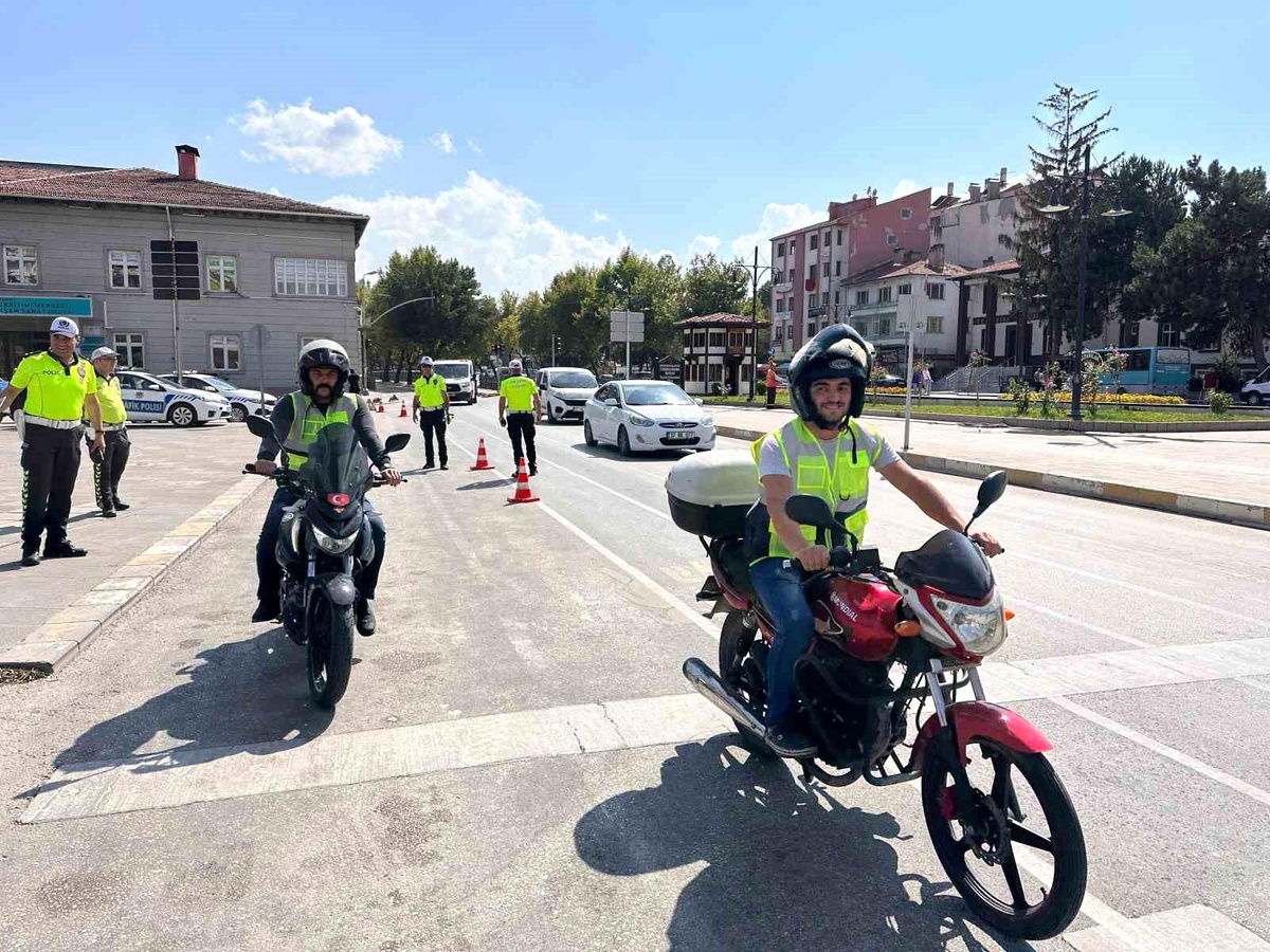 Kastamonu\'da Motosiklet Sürücülerine Reflektif Yelek Hediye Edildi