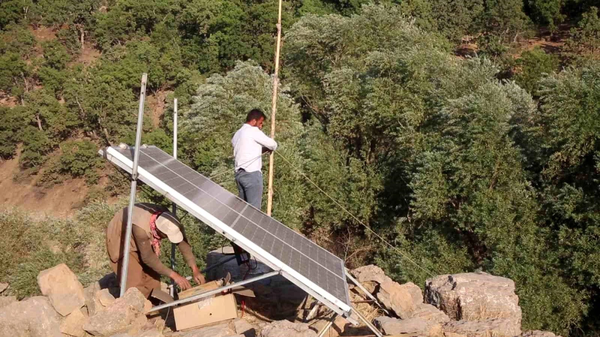 Hakkari\'de çiftçi güneş enerjisiyle hayvanlarının su ihtiyacını karşılıyor
