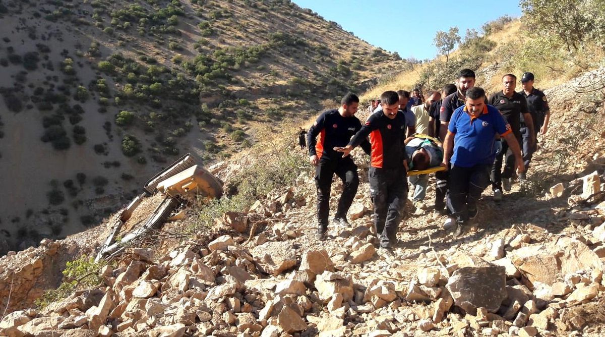 Adıyaman\'da devrilen ekskavatörün içinde sıkışan operatör kurtarıldı