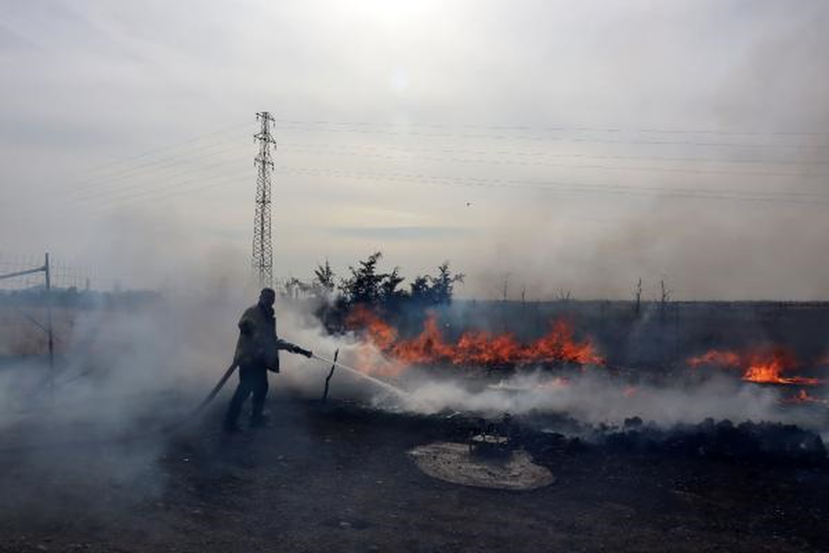 Keşan\'da Nalbur Deposunda Çıkan Yangın Biçilmiş Tarlalara Sıçradı