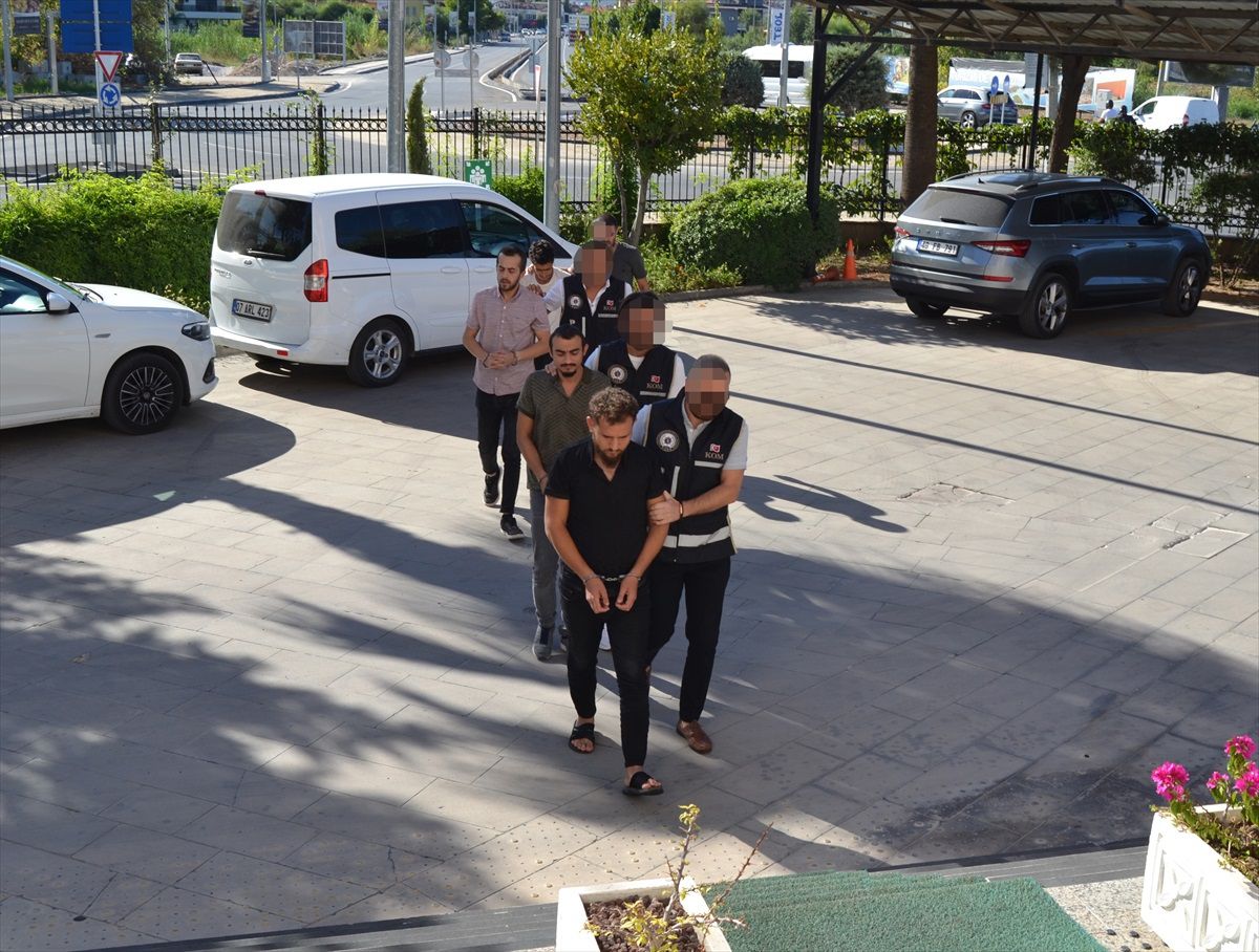 Fethiye\'de Polis, Hakim ve Savcı Rolüyle Dolandırıcılık Yapan 4 Zanlı Tutuklandı