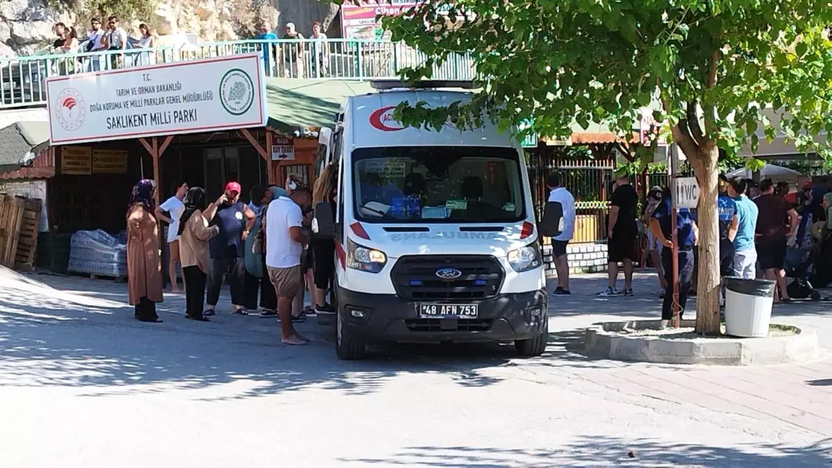 Saklıkent Milli Parkı\'nda Kaya Parçaları Düştü: 5 Turist Yaralandı