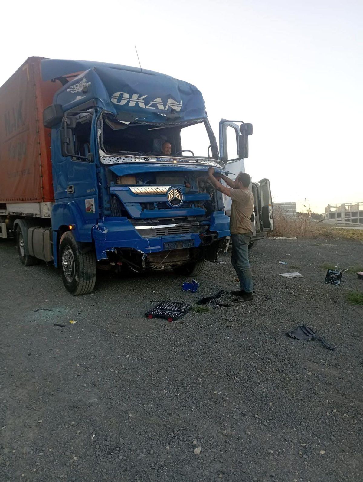 Arnavutköy\'de freni boşalan tır çayırlık alana uçtu